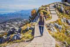 女人旅行者山景观国家公园lovcen黑山共和国旅行黑山共和国概念