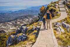 爸爸儿子旅行者山景观国家公园lovcen黑山共和国旅行黑山共和国孩子们概念
