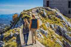 夫妇男人。女人游客山景观国家公园lovcen黑山共和国旅行黑山共和国概念