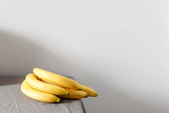 群香蕉米色表格白色墙斯堪的那维亚风格极简主义的地方文本