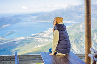 女人旅游<strong>享</strong>受视图肮脏的黑山共和国湾肮脏的海湾肮脏的博<strong>卡</strong>科托尔斯<strong>卡</strong>围墙城市旅行黑山共和国概念防御工事肮脏的联合国教科文组织世界遗产列表