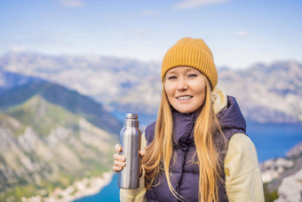 女人旅游<strong>享</strong>受视图肮脏的黑山共和国湾肮脏的海湾肮脏的博<strong>卡</strong>科托尔斯<strong>卡</strong>围墙城市旅行黑山共和国概念防御工事肮脏的联合国教科文组织世界遗产列表