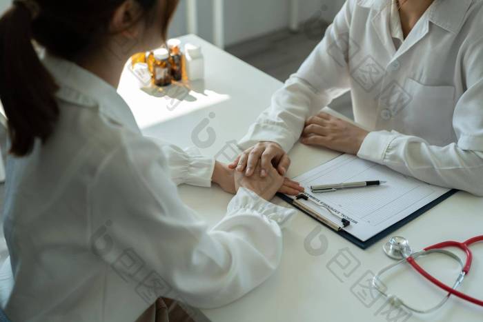 医生咨询她女病人图片-包图网企业站