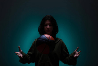 十几岁的女孩<strong>篮球</strong>工作室肖像霓虹灯蓝色的彩色的背景