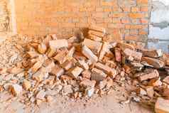 建设碎片拆除砖墙建设行业浪费