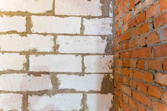 白色加气混凝土块墙连接红色的砖墙