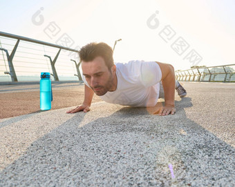 中间岁的欧洲运动员运动员运动员执行俯卧撑锻炼户外锻炼玻璃城市桥黎明体育运动健身房活跃的健康的生活方式
