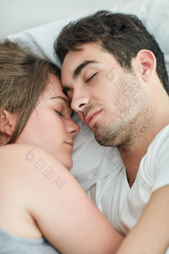 分享时刻事拍摄放松年轻的夫妇睡觉床上首页