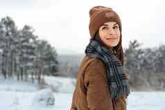 女人冬天温暖的夹克走雪冬天森林