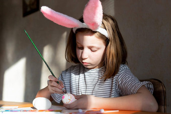 快乐的快乐女孩有趣的装修复活节鸡蛋春天假期坐着表格舒适的厨房绘画复活节蛋