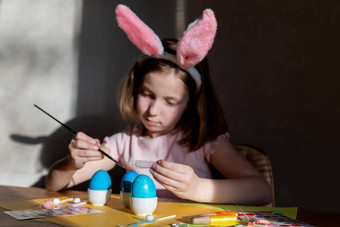 快乐的快乐<strong>女孩</strong>有趣的装修复活节鸡蛋春天假期坐着表格舒适的厨房绘画复活节蛋