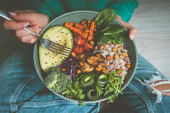 女人持有板<strong>素食</strong>主义者<strong>素食</strong>者食物健康的饮食健康的蔬菜晚餐午餐美味的佛碗健康的<strong>素食</strong>主义者<strong>吃</strong>