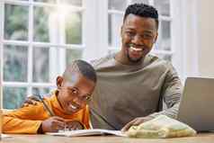 父亲指导拍摄年轻的父亲帮助儿子家庭作业首页