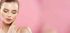 美皮肤概念美丽的年轻的高加索人女人清洁新鲜的皮肤粉红色的工作室背景女孩美脸护理面部治疗美容美水疗中心