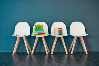 资源学习工作室拍摄行椅子书学习材料蓝色的背景