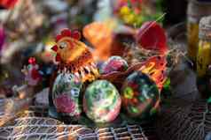 母鸡形状在艺术上画颜色复活节鸡蛋