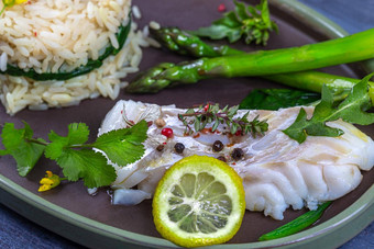 鳕鱼芦笋大米热气腾腾的饮食餐极简主义照片