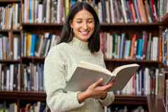 未来拍摄年轻的女人阅读书图书馆