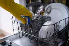 开放洗碗机清洁菜家庭主妇