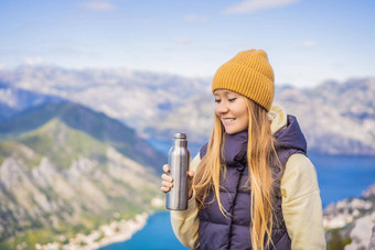 女人旅游享受视图肮脏的黑山共和国湾肮脏的海湾肮脏的博卡科托尔斯卡围墙城市旅行黑山共和国概念防御工事肮脏的联合国教科文组织世界遗产列表