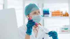 女实验室助理进行血测试实验室