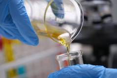 化学实验室研究液体石油处理特写镜头