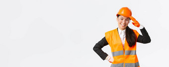 自信微笑友好的亚洲女建设经理工程师安全头盔手套耶和华见证人问候架构师首席企业显示建筑区域投资者