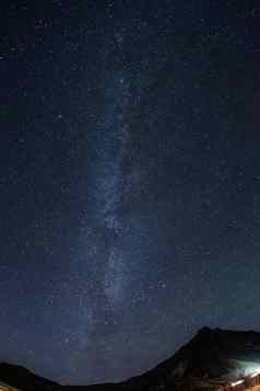 冰岛雪山布满星星的天空