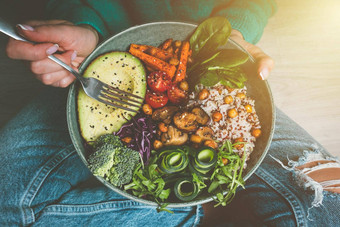 女人持有板<strong>素食</strong>主义者<strong>素食</strong>者食物健康的饮食健康的蔬菜晚餐午餐美味的佛碗健康的<strong>素食</strong>主义者<strong>吃</strong>