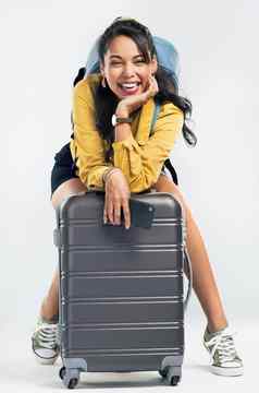 旅行版本拍摄年轻的女人坐着手提箱