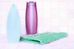 塑料瓶洗涤剂洗发水毛巾粉红色的背景