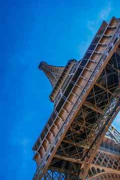 埃菲尔铁塔塔蓝色的天空法国巴黎