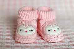 一对小婴儿袜子粉红色的背景复制空间温暖的消息