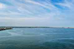 夏天海边平静海