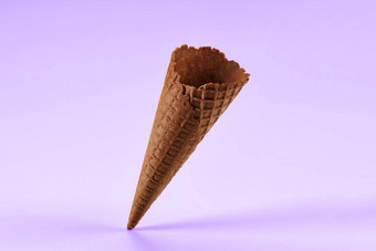 空美味的巧克力晶片锥冰奶油孤立的白色概念食物<strong>对待</strong>模型模板广告设计关闭
