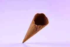 空美味的巧克力晶片锥冰奶油孤立的白色概念食物对待模型模板广告设计关闭