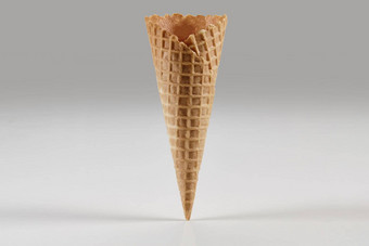 空脆皮晶片锥冰奶油孤立的白色概念食物<strong>对待</strong>模型模板广告设计关闭