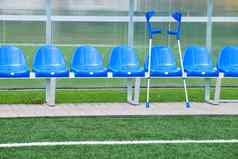 蓝色的塑料座位户外体育场球员板凳上椅子油漆透明的塑料屋顶