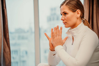 运动苗条的高加索人女人大腿自我<strong>按摩按摩</strong>球在室内self-isolating<strong>按摩</strong>