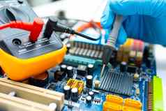 技术员修复内部硬磁盘焊接铁集成电路概念数据硬件技术员技术