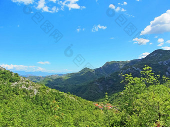 墙山上升谷温暖的音调阳光明媚的一天小村山山岩石花岗岩