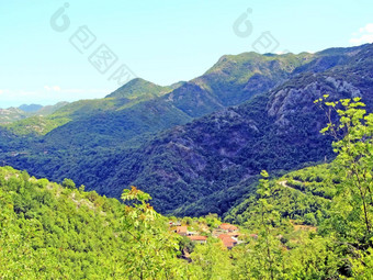 墙山上升谷温暖的音调阳光明媚的一天小村山山岩石花岗岩