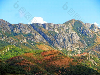 墙山上升谷温暖的音调阳光明媚的一天小村山山岩石花岗岩