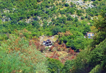 房子摧毁了滑坡两层房子下降了多山的区域黑山共和国