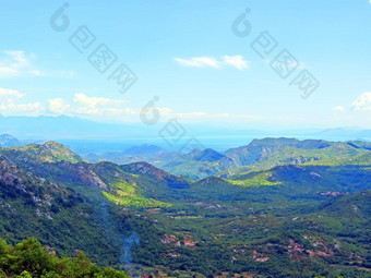 墙山上升谷温暖的音调阳光明媚的一天小村山山岩石花岗岩