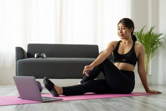 适合运动年轻的亚洲女人在线锻炼锻炼首页活跃的健康的女孩享受体育运动普拉提瑜伽健身<strong>培训</strong>移动PC电脑伸展运动瑜伽席看视频类