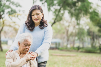 触碰亚洲高级上了年纪的夫人女人病人轮椅爱护理鼓励同理心公园健康的强大的医疗概念