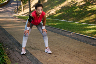 女跑步者拉丁美国女运动员感觉疲惫慢跑运行跟踪跑步机城市公园活跃的生活方式身体重量培训<strong>减肥</strong>节食概念