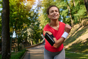 非洲美国年轻的女人女运动员跑步者运行跑步机城市公园火车美丽的<strong>阳光</strong>明媚的夏天一天概念活跃的生活方式<strong>体育</strong>运动健身身体医疗保健