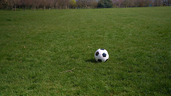 全景宽拍摄黑色的白色经典足球球绿色草快乐家庭孩子们有趣的春天公园人玩足球体育运动健康的生活冠军比赛概念